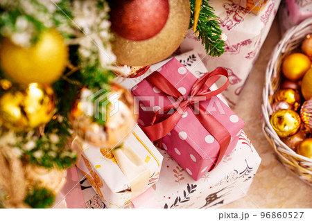 boxes with gifts on the Christmas tree with classic decorations. boxes with gifts on the Christmas tree with classic decorations. 96860527