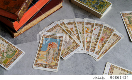 広げられたタロットカード 96861434