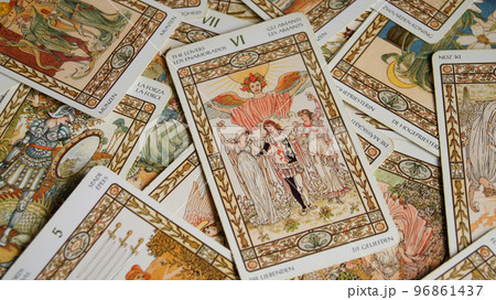 タロットカードで埋め尽くされている 96861437