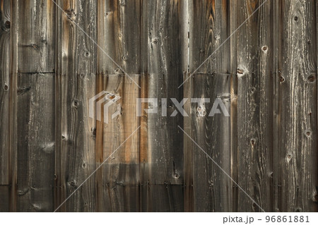 風化して色褪せた板塀 96861881