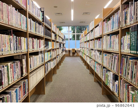 図書館の書棚 図書館の書棚 96862643