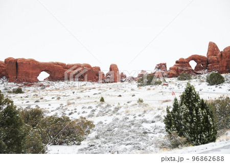 早春のコロラド高原　吹雪のアーチーズ国立公園　ノース・ウインドウとターレット・アーチ 96862688