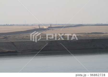 スエズ運河のシナイ半島側の砂漠の石垣の要塞 96862728