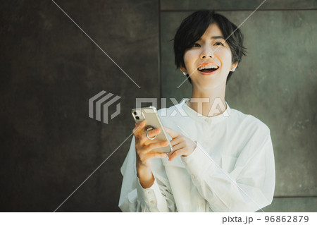 窓辺の女性　　　 96862879