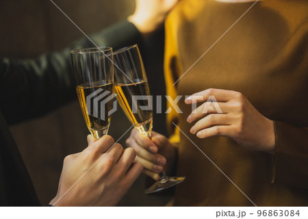 シャンパンで乾杯するカップル シャンパンで乾杯するカップル 96863084