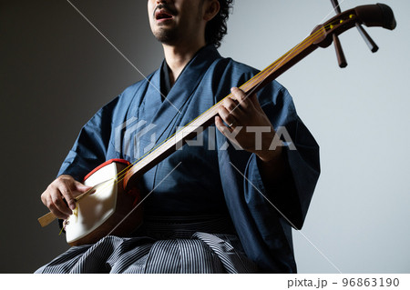 髭の男性の和楽器シリーズ　三味線 96863190
