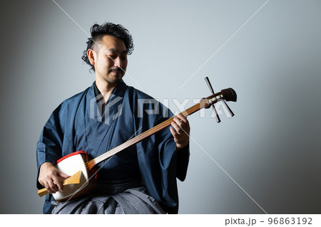 髭の男性の和楽器シリーズ　三味線 96863192