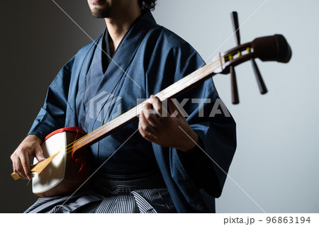髭の男性の和楽器シリーズ　三味線 96863194