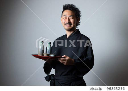 日本酒を持つ男性 96863236