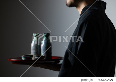 日本酒を持つ男性 96863239