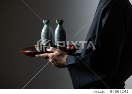 日本酒を持つ男性 日本酒を持つ男性 96863241