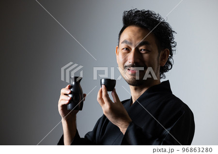 日本酒を飲む髭の男性　 96863280