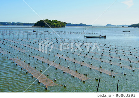 日本三景　快晴の松島湾　福浦橋から海苔養殖場と翁島を展望する 96863293