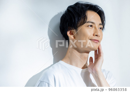 白いTシャツの男性 白いTシャツの男性 96863358
