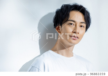 白いTシャツの男性 96863359