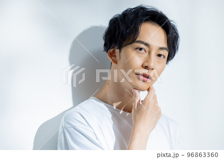 白いTシャツの男性 白いTシャツの男性 96863360