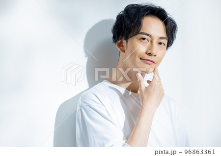 白いTシャツの男性 白いTシャツの男性 96863361