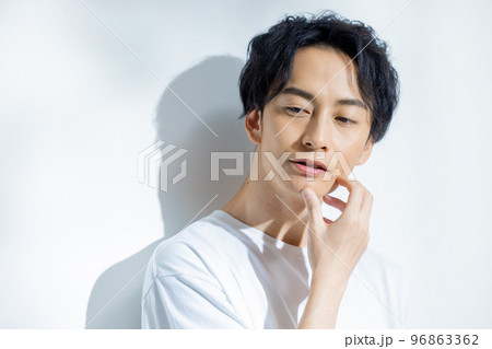 白いTシャツの男性 96863362