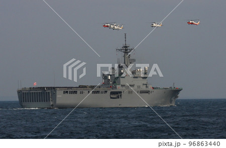 2009年の観艦式:輸送艦LST-4001「おおすみ」と、SH-60ヘリコプターの5機編隊 2009年の観艦式:輸送艦LST-4001「おおすみ」と、SH-60ヘリコプターの5機編隊 96863440