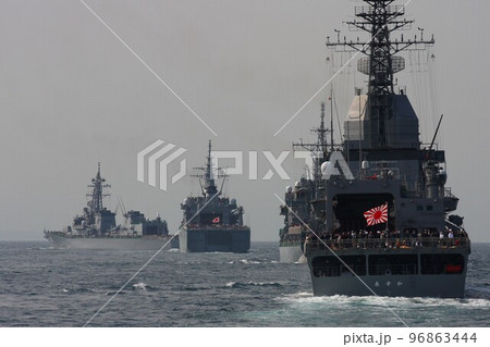 2009年の観艦式：単縦陣から左回頭する自衛艦、手前試験艦ASE-6102あすか 96863444