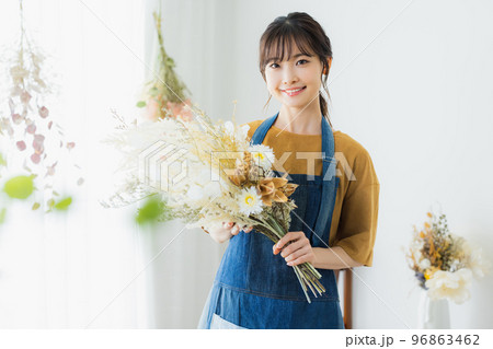 ブーケを持つエプロンの女性 96863462