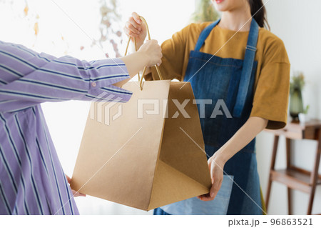 接客するエプロンの女性 96863521