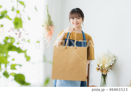 接客するエプロンの女性 96863523