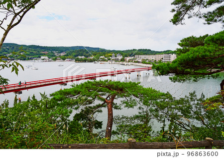日本三景 松島 松島海岸と福浦島を結ぶ朱塗りの福浦橋 日本三景 松島 松島海岸と福浦島を結ぶ朱塗りの福浦橋 96863600