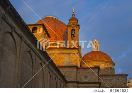 朝焼けのサン・ロレンツォ聖堂(フィレンツェ-イタリア) 96863622