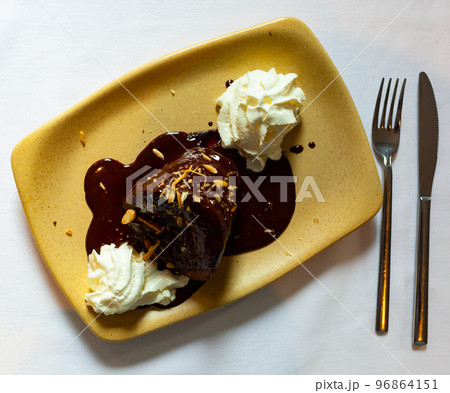 Chocolate cake with melted chocolate 96864151