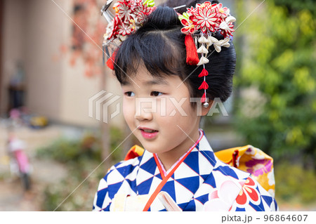 日本髪の似合う7歳の女の子　七五三詣 96864607