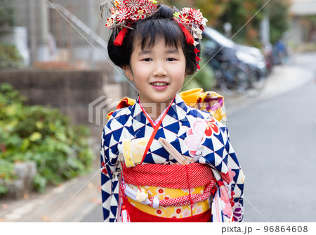 日本髪の似合う7歳の女の子　七五三詣 96864608