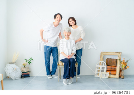 シニア女性と家族の記念写真 フォトスタジオ 写真館 シニア女性と家族の記念写真 フォトスタジオ 写真館 96864785