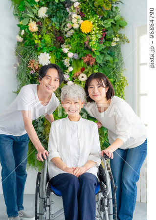 シニア女性と家族の記念写真 フォトスタジオ 写真館 シニア女性と家族の記念写真 フォトスタジオ 写真館 96864790