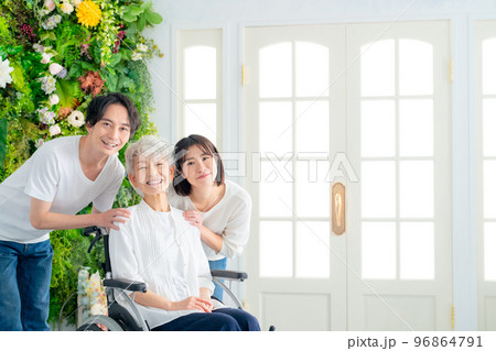 シニア女性と家族の記念写真　フォトスタジオ　写真館 96864791