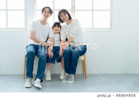 親子の記念写真　フォトスタジオ　写真館 96864808