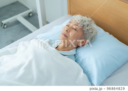 ベッドで眠る高齢者　入院患者　寝たきり老人 96864829
