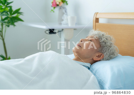 ベッドで眠る高齢者 入院患者 寝たきり老人 ベッドで眠る高齢者 入院患者 寝たきり老人 96864830