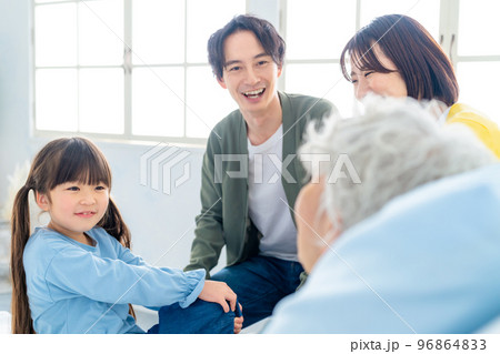 高齢の入院患者を見舞う家族 96864833