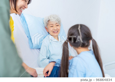 高齢の入院患者を見舞う家族 96864834