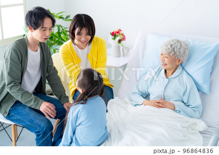 高齢の入院患者を見舞う家族 96864836