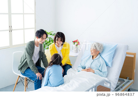 高齢の入院患者を見舞う家族 96864837