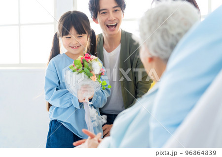 高齢の入院患者を見舞う家族 96864839