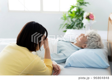 高齢者を看病する女性 介護疲れ 高齢者を看病する女性 介護疲れ 96864848