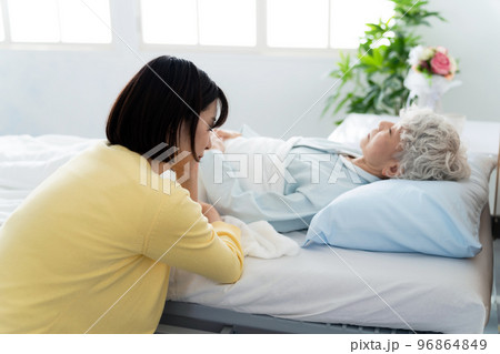 高齢者を看病する女性　介護疲れ 96864849