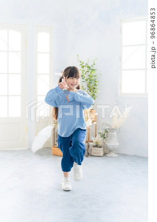 ダンスする女の子 96864853