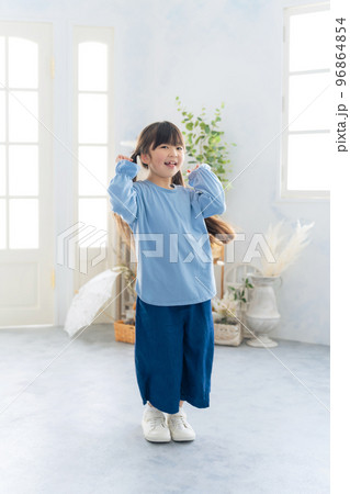 ダンスする女の子 96864854