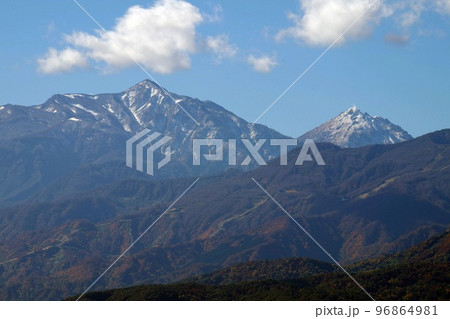 晩秋の頚城三山・冠雪した火打山と新潟焼山 96864981