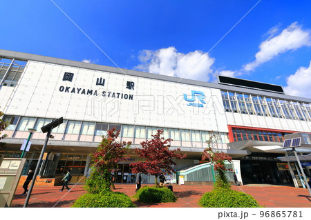 【岡山県】晴天のJR岡山駅 96865781
