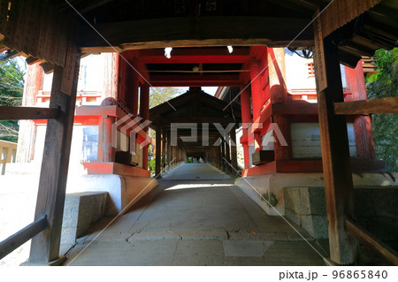【岡山県】晴天の吉備津神社の廻廊 【岡山県】晴天の吉備津神社の廻廊 96865840